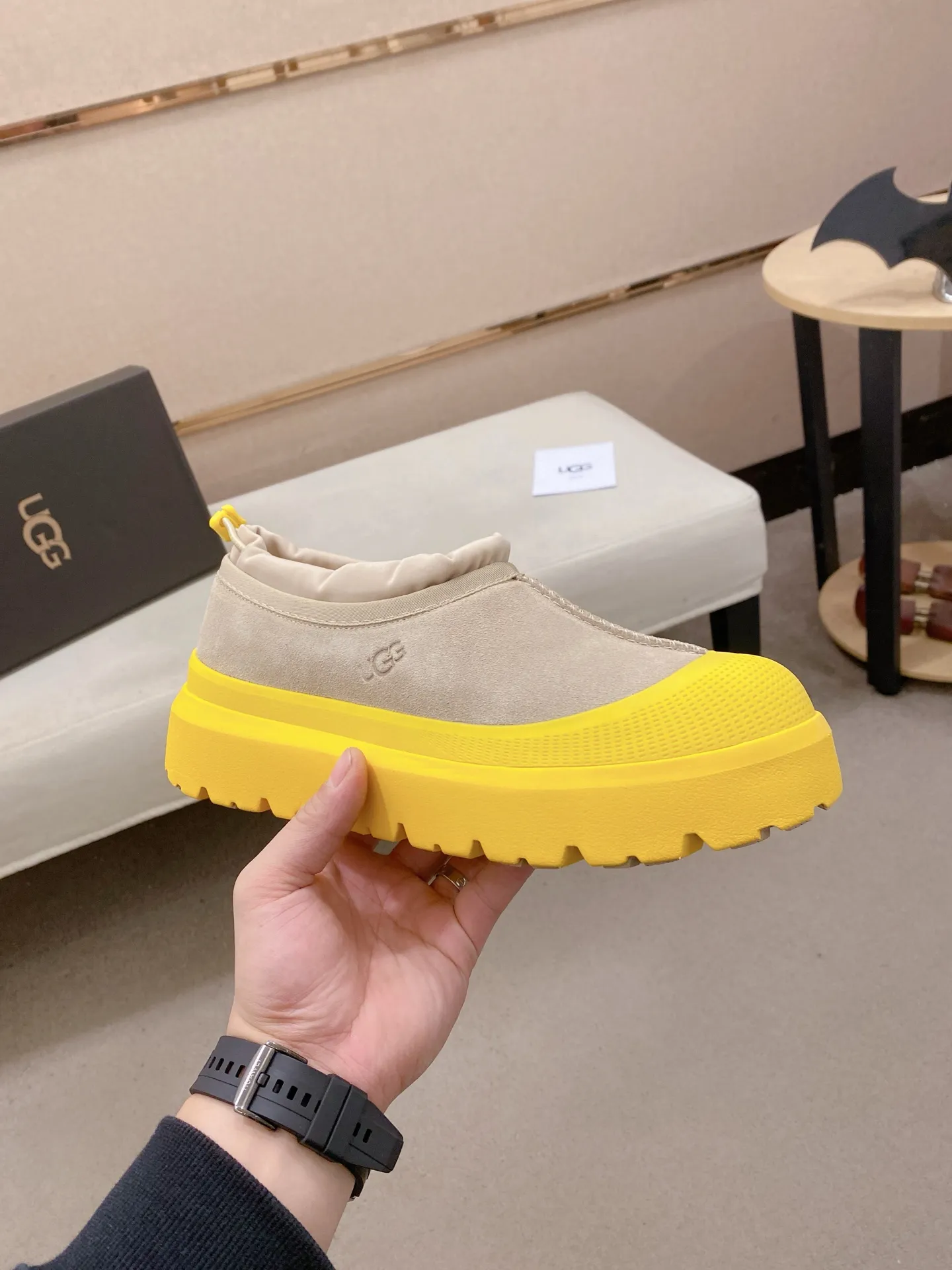 Factory price: 480💰Couple model💏 Same style as Wang Yibo, North American men's shoes Ugg ☃️In the special sale of new high-quality men's shoes snow boots in autumn and winter, the nemesis of extreme cold weather! Made of cowhide leather, merino wool lining, and original outsole, whether driving, outdoor or daily wear, there is always one that suits you! Male and female size: 35-46.